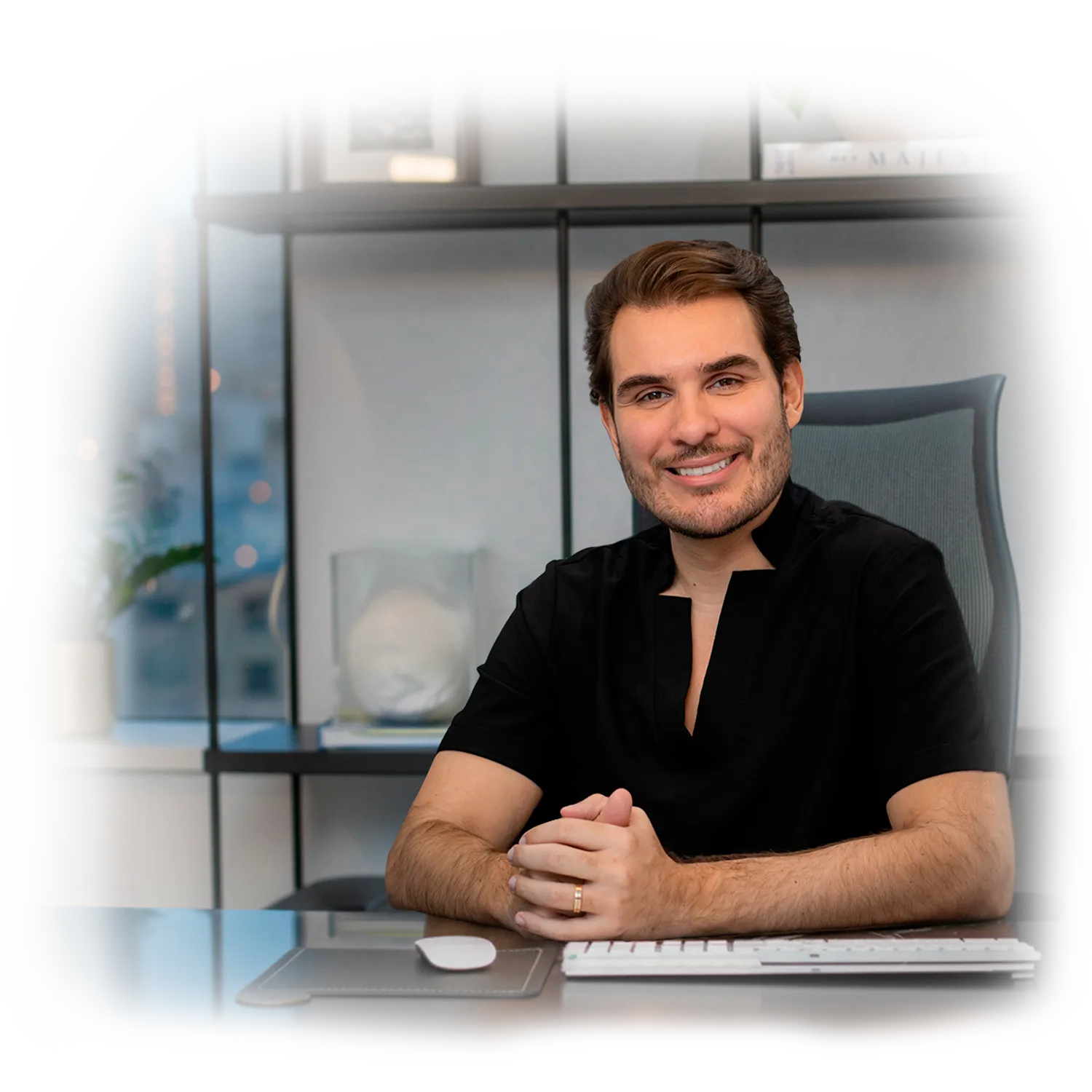 Foto do Dr. Luiz Tonon em seu consultório